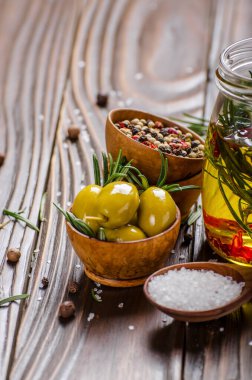 Mutfak masasında closeup görünümü yeşil zeytin yağları ve baharat. Pişirme kavramı