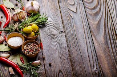 Yağlar baharat ve baharat mutfak masasında yemek arka plan çerçeve yaptı. Pişirme kavramı