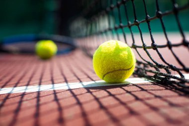 Tenis topu sahada yatıyor. Sağlıklı yaşam tarzı kavramı