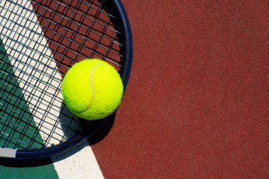 Tenis raketi ve top sahada yatıyor. Metin için boşluk