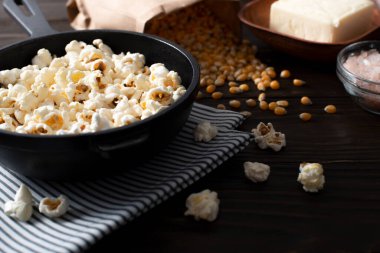 Patlamış mısır ve tereyağlı demir tava.