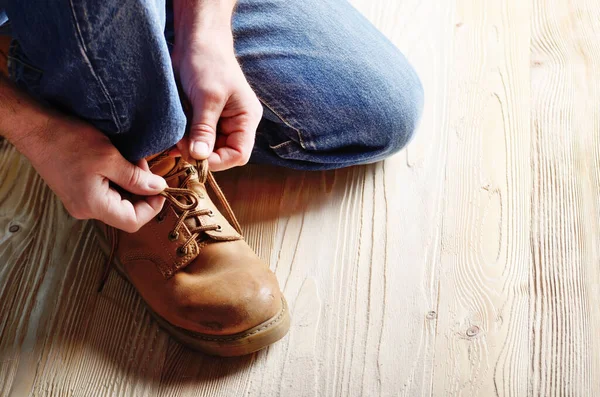 Carpinteiro Jeans Azuis Amarrando Cadarços Botas Trabalho Amarelas Chão Madeira — Fotografia de Stock