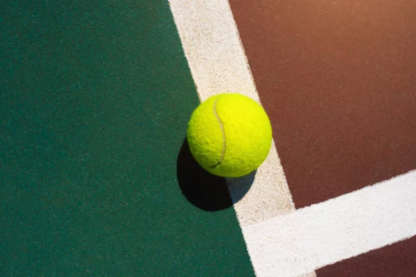 Sarı Tenis Topu Kırmızı Yeşil Sahada Yatıyor Düz Görüş Metin — Stok fotoğraf