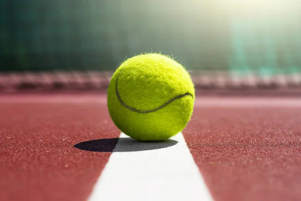 Tenis Topu Sahada Yatıyor Sağlıklı Yaşam Tarzı Kavramı — Stok fotoğraf