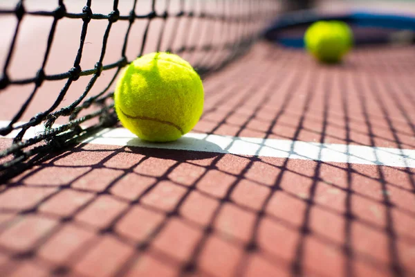 Теннисный Мяч Лежит Корте Понятие Здорового Образа Жизни — стоковое фото