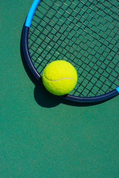 Tennis Racquet Ball Lying Court Healthy Lifestyle Concept — Stok fotoğraf