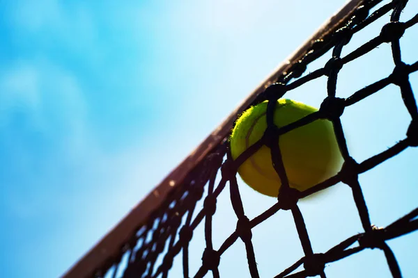 Maç Sırasında Sarı Tenis Topu Ağa Çarptı Arka Planda Mavi — Stok fotoğraf