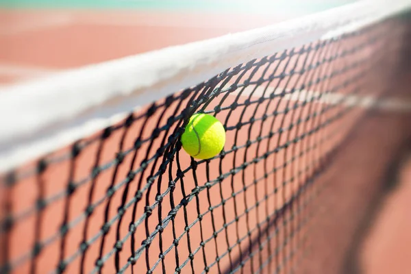Maç Sırasında Tenis Topu Ağlara Çarpıyor — Stok fotoğraf