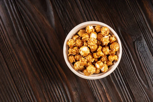 Karmelizowany Popcorn Papierowym Wiadrze Drewnianym Stole Kuchennym Płaski Leżak — Zdjęcie stockowe