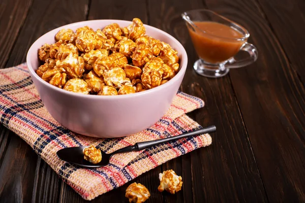 Clay Bowl Karmelowym Popcornem Drewnianym Tle — Zdjęcie stockowe