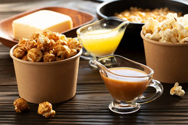 Wiadra Papierowe Masłem Karmelowym Popcornem Stole Kuchennym — Zdjęcie stockowe