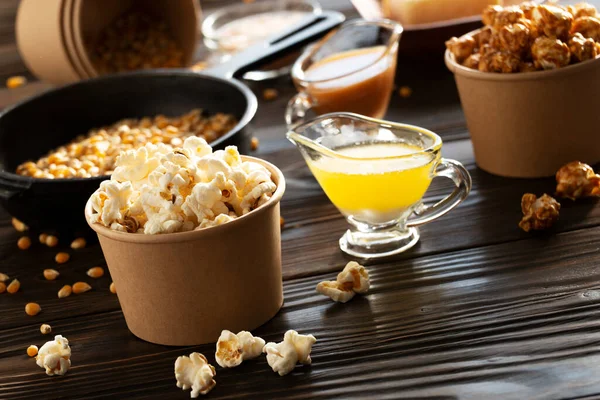 Wiadra Papierowe Masłem Karmelowym Popcornem Stole Kuchennym — Zdjęcie stockowe