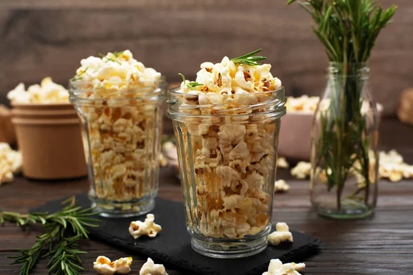 Glazen Met Popcorn Leien Dienblad Keukentafel — Stockfoto
