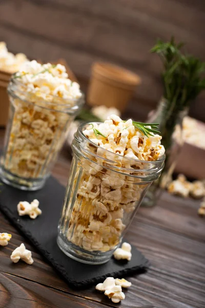Lunettes Avec Pop Corn Sur Plateau Ardoise Sur Table Cuisine — Photo