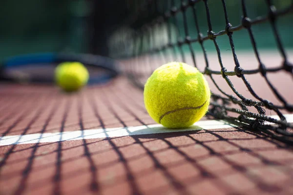 网球球躺在球场上 健康生活方式概念 免版税图库图片