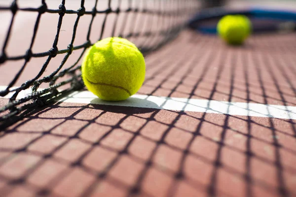 网球球躺在球场上 健康生活方式概念 图库照片