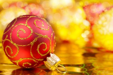 bulanık arka plan üzerinde kırmızı Noel top