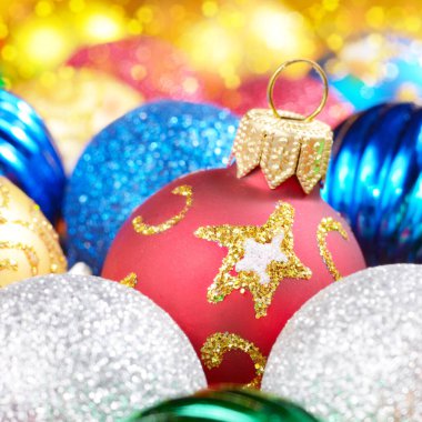 farklı renk christmas dekoratif topları arka plan