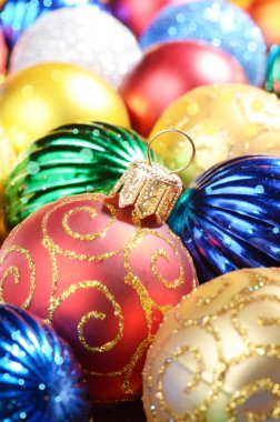 farklı renk christmas dekoratif topları arka plan