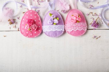 El yapımı patchwork pembe ve Lila Beyaz ahşap tablo easter yumurta hissettim
