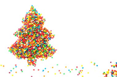 Beyaz arkaplanda şeker parçacıklarından yapılmış Noel ağacı