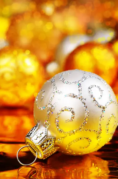 Altın Arka Plan Üzerinde Gümüş Noel Top — Stok fotoğraf