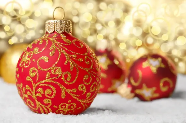 Parlak Arka Plan Üzerinde Kırmızı Noel Topları — Stok fotoğraf