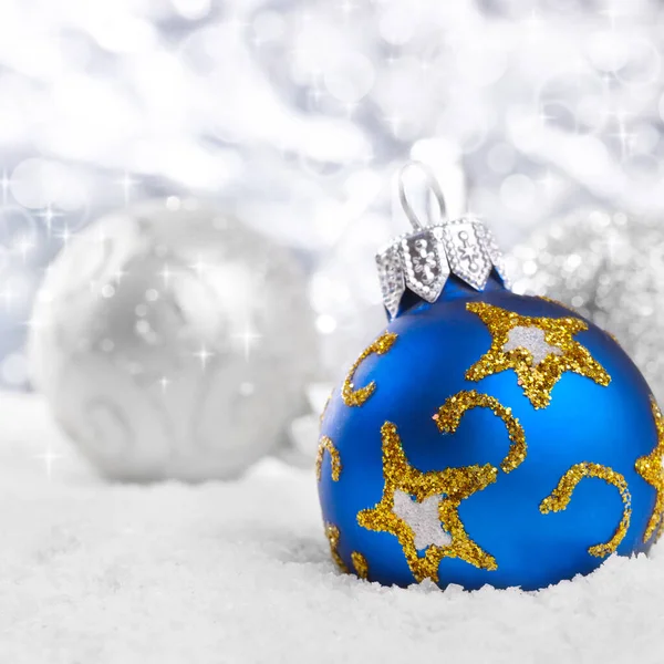 Kar Beyaz Zemin Üzerine Mavi Gümüş Noel Topları — Stok fotoğraf