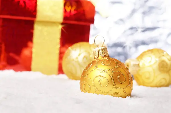 Hediye Kutusu Sarı Noel Topları Kar — Stok fotoğraf