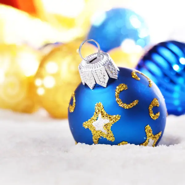 Kar Closeup Altın Mavi Noel Topları — Stok fotoğraf