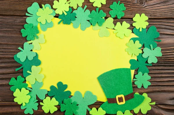 Happy Saint Patrick Greeting Card Mockup Handmade Felt Hat Shamrock — Stock Photo, Image
