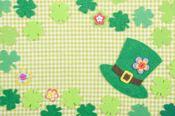 フラットレイハッピーセントパトリック手作りの背景モックアップシャムロッククローバーは花と帽子を緑のナプキンに残します — ストック写真