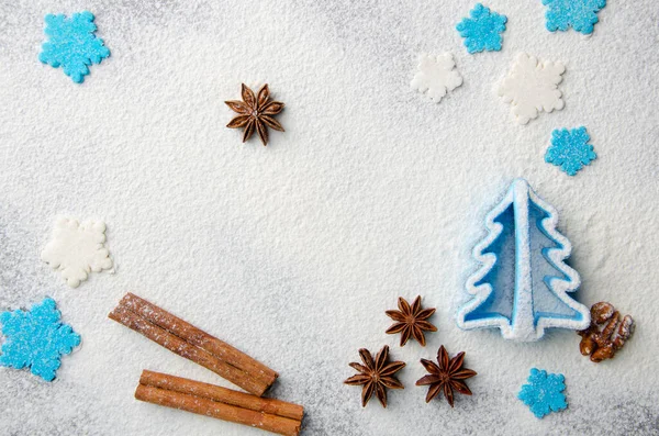 圣诞厨房的背景是由面粉 肉桂棒 饼干切碎和糖洒出的 图库照片