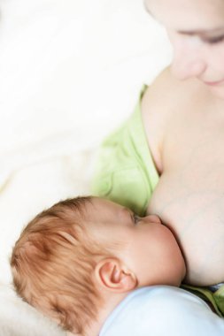 Anne sütü bebeği anne. Mutlu annelik kavramı.