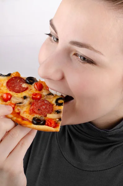 Szczęśliwy Uśmiech Biały Kobieta Młody Model Gryzie Pizza Kawałek — Zdjęcie stockowe