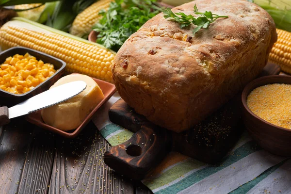 Rustiek Zelfgemaakt Maïsbrood Houten Keukentafel Kabeljauw Butte Opzij — Stockfoto