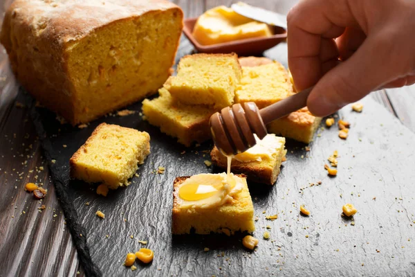 Tranches Pain Maïs Maison Sweet Honey Butter Sur Table Cuisine — Photo