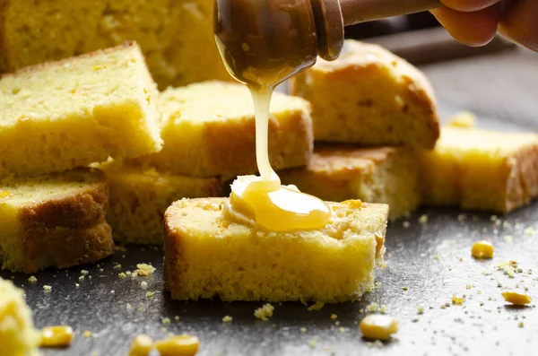 Vue Rapprochée Sur Sweet Honey Butter Tranches Pain Maïs Maison — Photo