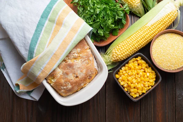 Maïsbrood Keramische Ovenschaal Houten Keukentafel Plat Uitzicht — Stockfoto