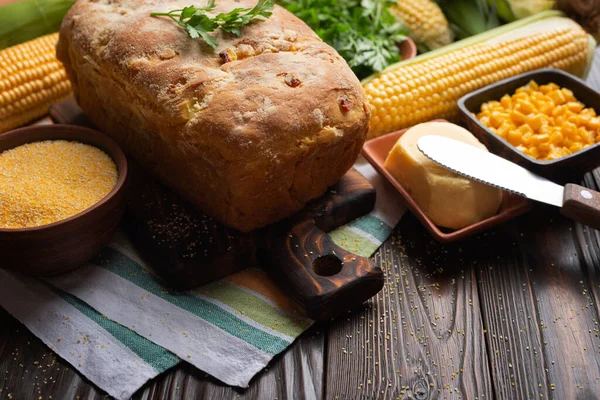 Rolo Caseiro Rústico Pão Milho Mesa Cozinha Madeira Peitos Manteiga — Fotografia de Stock