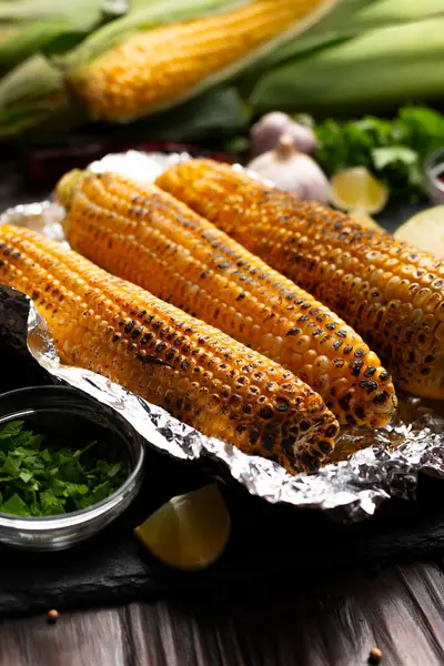 Grillezett Kukorica Cob Alufólia Konyhaasztalon Egészséges Gluténmentes Élelmiszer Háttér — Stock Fotó