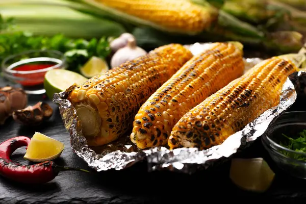 厨房桌子上的锡箔烤玉米健康的无麸质食物背景 — 图库照片