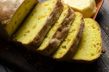  Mutfak masasında ev yapımı mısır ekmeği dilimleri ve tereyağı. 