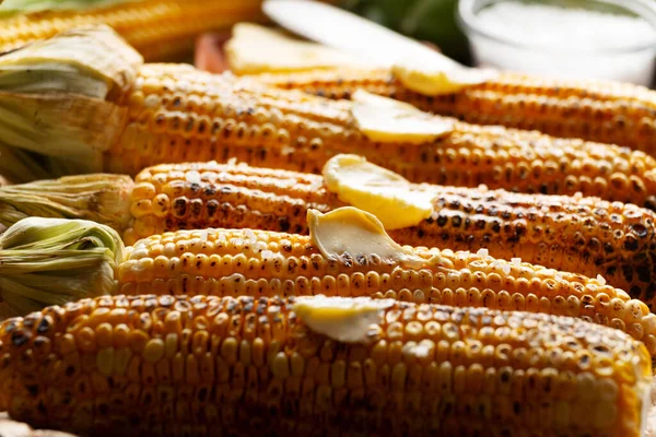 Grillowane Kolby Kukurydzy Cukrowej Masłem Stole Zbliżenie Niski Kąt Widzenia Obraz Stockowy