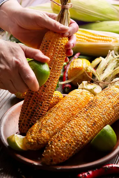 Ręce Samic Pocierające Paloną Kolbę Kukurydzy Cukrowej Limonką Obrazek Stockowy