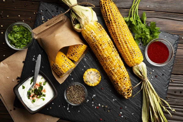 キッチンテーブルのコブの上のグリルトウモロコシフラットレイ健康的な食べ物の背景 ストック画像