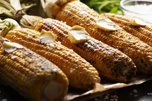 Grillowane Kolby Kukurydzy Cukrowej Masłem Stole Zbliżenie Niski Kąt Widzenia Zdjęcia Stockowe bez tantiem