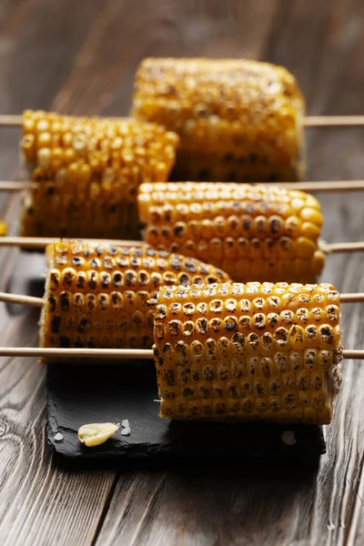 Pala Tálca Darab Grillezett Kukorica Cob Konyhaasztalon Egészséges Élelmiszer Háttér Jogdíjmentes Stock Képek