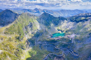 Rumen Karpatlar, Transfagarasan karayolu ve Balea Gölü 'nden gelen en görkemli dağ yolu yukarıdan görülüyor