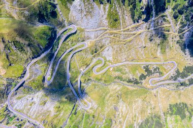 Romanya 'daki Transfagarasan yolunun hava manzarası, en önemli dönüm noktası, yukarıdan izlenen dağ yolu.
